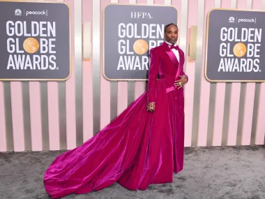 Američki glumac i pjevač Billy Porter poznat je po svojim odvažnim modnim izdanjima na crvenim tepisima, a takav je bio i njegov outfit s ovogodišnje nagrade Zlatnih globusa. Glumac je još na dodjeli Oscara 2019. podigao prašinu kada se pojavio u crnoj, baršunastoj odijelo-haljini dizajnera Christiana Siriana, a na dodjelu Zlatnih globusa stigao je u sličnoj kombinaciji u boji fuksije s potpisom istog dizajnera.