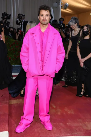 Još jedan neobičan outfit s Met Gale, ali od prošle godine, je ovaj glumca Sebastiana Stana. Stan je odjenuo jarko ružičastu boju od glave do pete - ovaj look brenda Valentino sastojao se od ružičaste majice, jakne, hlača i tenisica i definitivno nije nešto što bismo očekivali na crvenom tepihu.