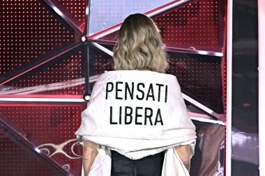 Najupečatljivija je svakako bila stola s ispisanim &apos;Pensati libera&apos; odnosno &apos; Misli slobodno. kojom je željela poslati poruku da žene imaju pravo na slobodu mišljenja. Žene imaju pravo izražavati svoje misli, ističe Chiara.
