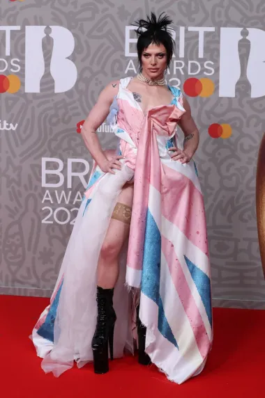 Kao pravi domoljub, engleski drag queen, glazbenik i model Bimini Bon Boulash na sebi je doslovno nosio zastavu Ujedinjenog Kraljevstva. Ovu Union Jack haljinu s voluminoznom suknjom upotpunio je samostojećim čarapama i crnim čizmama s platformom.