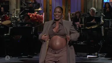 Američka glumica Keke Palmer svoju je trudnoću obznanila, pokazavši goli trudnički trbuh tijekom gostovanja u showu Saturday Night Live, u prosincu 2022.