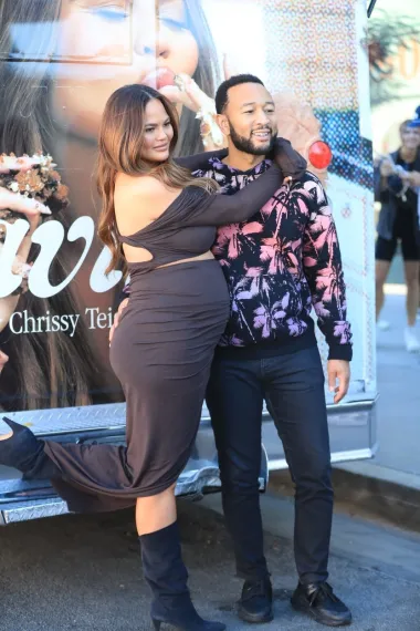 Manekenka Chrissy Teigen i u trećoj trudnoći ponosno je pokazivala zaobljeni trbuščić. Početkom 2023. godine je rodila pa su tako šestogodišnja Luna i četverogodišnji Miles postali starija sestra i brat.
