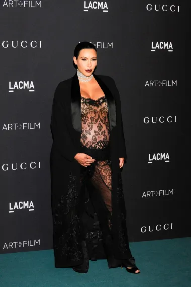 No, budimo iskrene - ima netko i prije Rihanne tko je s ponosom pokazivao goli trudnički trbuh. Sjećaš li se 2015. i najpoznatije svjetske starlete Kim Kardashian? Evo fotke ako te sjećanje ne služi. 