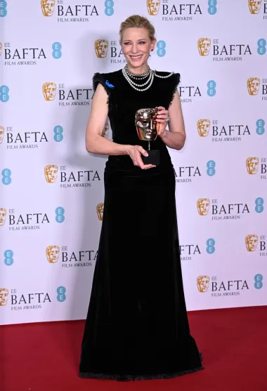 Glumica Cate Blanchett nosila je elegantnu crnu baršunastu haljinu koju je nadopunila bisernom Louis Vuitton ogrlicom i izgledala je zanosno. Odlučila se za kreaciju francuske modne kuće Maison Margiela, koju je dizajnirao John Gallian.