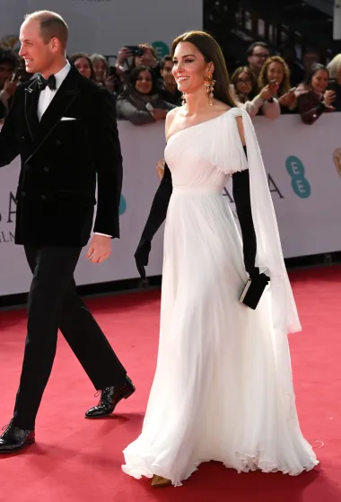 Princeza Kate također je blistala na crvenom tepihu u društvu supruga, princa Williama. Pojavila se u već viđenoj bijeloj haljini na jedno rame s potpisom Alexandera McQueena, a uparila ju je s elegantnim crnim rukavicama i Zarinim naušnicama.