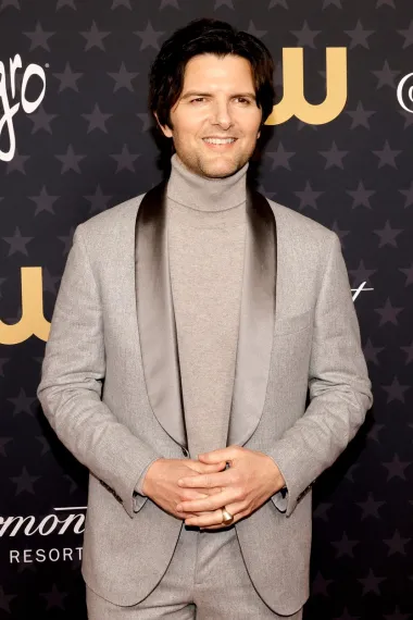 Nakon što je postao popularan zahvaljujući ulozi u američkom sitcomu &quot;Parkovi i rekreacija&quot;, Adam Scott postao je ozbiljan glumac, a u posljednje ga vrijeme najviše pamtimo po ulozi u HBO-ovoj hit seriji &quot;Male laži&quot;, ali i po sjajnoj psihološkoj seriji &quot;Severance&quot;. Osim toga, poznat je po ulogama u brojnim komedijama, a ne možemo vjerovati da će i on ove godine, 3. travnja, proslaviti 50. rođendan.