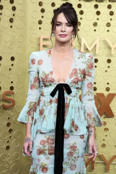Najpoznatija po svojoj moćnoj izvedbi Cersei Lannister u HBO-ovoj epskoj fantastičnoj seriji &quot;Igra prijestolja&quot;, za koju je dobila pet nominacija za nagradu Emmy i nominaciju za Zlatni globus, i britanska glumica Lena Headey proslavit će svoj 50. rođendan, i to 3. listopada. Gledali smo ju u brojnim filmovima, no najzapamćenija je upravo po uloga negativke Cersei.