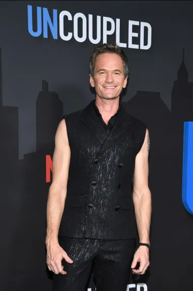 Glumac Neil Patrick Harris uspio je ostati u središtu pozornosti od malih nogu, još od svoje uloge dječjeg doktora u seriji &quot;Doogie Howser&quot;, koju je počeo snimati davne 1989. Ipak, svima nam je najpoznatiji kao Barney Stinson iz serije &quot;Kako sam upoznao vašu majku&quot;. Harris će 15. lipnja ove godine također proslaviti 50. rođendan.