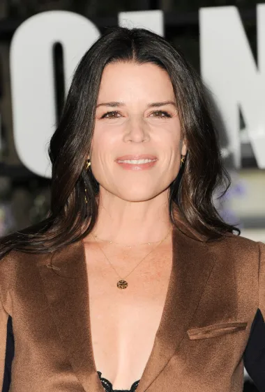 Kanadska glumica Neve Campbell najpoznatija je po glavnoj ulozi Sidney Prescott u kultnoj slasher franšizi &quot;Vrisak&quot;. Iako smo ju gledali u još nekim filmovima, poput filmova &quot;Opasne čini&quot; i &quot;Troje za tango&quot;, ostala je najpoznatija kao Sidney koja uvijek uspije pobjeći legendarnom Ghostfaceu, a i ona će ove godine 3. listopada napuniti 50 godina.
