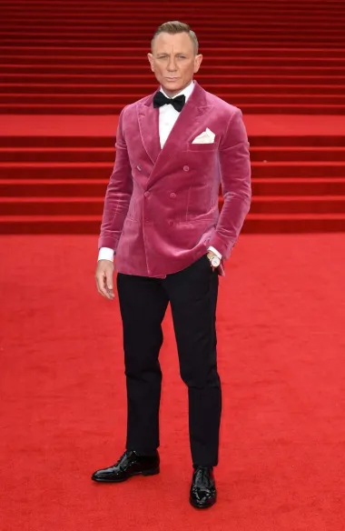 I to smo doživjeli - James bond u ružičastom plišu... Britanski glumac Daniel Craig za londonsku premijeru filma &apos;No Time to Die&apos;, 25. filma koji prati zgode i nezgode  najpoznatijeg tajnog agenta, odjenuo je sako s dvostrukim kopčanjem, u boji ruže. 