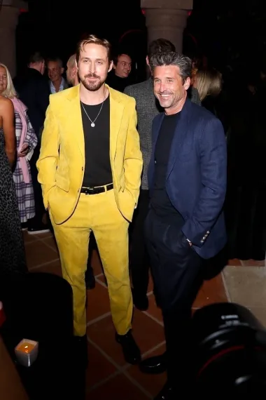 Glumac Ryan Gosling u upečatljivom žutom odijelu na zabavi u Los Angelesu, u društvu kolege Patricka Dempseyja koji se odlučio za nešto klasičniju opciju. Odjenuo ga je na crnu majicu, baš kao što je i Dempsey učinio sa svojim tamno plavim odijelom. 