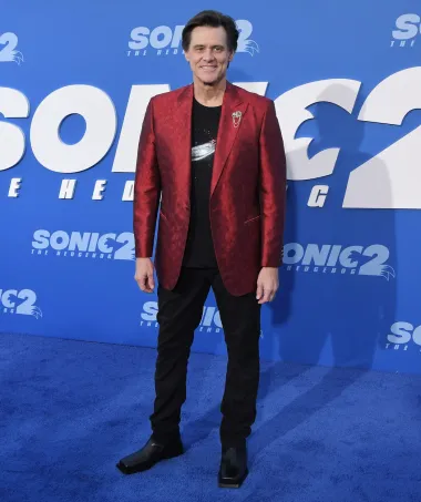 Legendarni komičar Jim Carrey izgleda sjajno u bordo sakou koji je odjenuo na crni T-shirt i crne hlače, a sveukupni dojam podignuo je brošem.