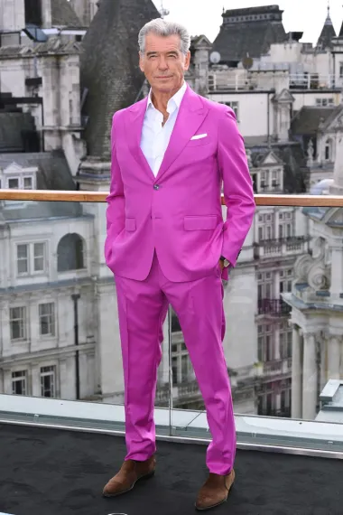 I bivši agent &apos;007&apos; voli jarke boje. Pierce Brosnan na premijeri filma &apos;Black Adam&apos; u listopadu u Londonu jesensko sivilo tako je razbio magenta odijelom, nijansom ružičaste koja mu je na najbolji mogući način naglasila sijedu kosu. 