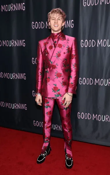 Američki reper Machine Gun Kelly poznat je po odvažnim modnim izdanjima, a na premijeri filma &quot;Good Mourning&quot; u Los Angelesu pojavio se u jarko ružičastom odijelu s cvjetnim printom i košuljom s ruskom kragnom.