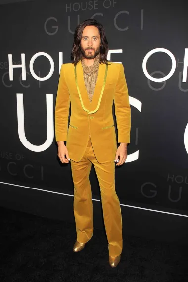 Glumac na njujorškoj premijeri filma House of Gucci 2021.godine, u žutom strukiranom odijelu sa zlatnim detaljima. 