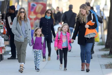 
Sarah Jessica Parker ima troje djece, blizanke Tabithu i Lorettu te sina Jamesona Wilkieja. Prije nekoliko godina fotografirane su na putu u školu. Tabitha nosi rasparene cipele i to nije bilo prvi put, što ćeš vidjeti na sljedećoj fotki. Cure danas imaju 13 godina, a njihov brat 20. 
