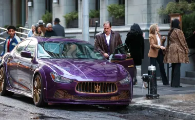 Serija se trenutačno snima na ulicama New Yorka, a paparazzi su uhvatili Colina ne setu gdje ulazi u ljubičasti Maserati. 