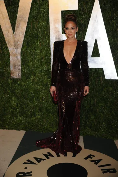 Jedno od izazovnijih, ali i elegantnijih izdanja pjevačice i glumice Jennifer Lopez bilo je ovo s Vanity Fair Oscar partyja 2012. Odlučila se za dugu, svjetlucavu haljinu s potpisom dizajnera Zuhaira Murada s jako dubokim dekolteom i pokazala je da i takav dekolte može izgledati ženstveno i profinjeno te da doista može nositi baš sve što poželi.