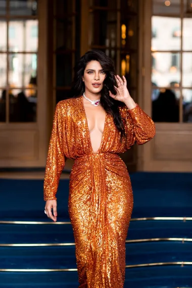 Indijska glumica i supruga pjevača Nicka Jonasa, Priyanka Chopra, prošle je godine također pokazala kako &apos;isfurati&apos; duboki dekolte, a da pritom izgledaš elegantno. Ispred hotela Ritz u Parizu pozirala je u svjetlucavoj narančastoj Bvlgari haljini s vrlo dubokim dekolteom koji je sezao sve do njezinog trbuha, a dekolte je upotpunila ogrlicom i izgledala je božanstveno.