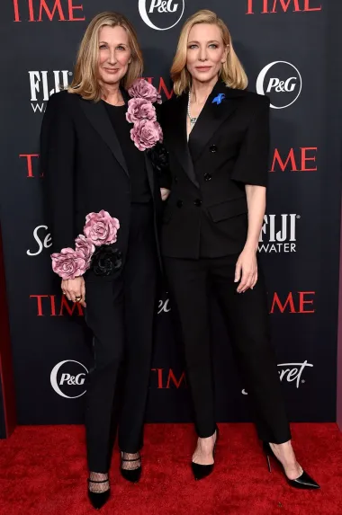 Cate je nerijetko na listama najbolje odjevenih glumica u Hollywoodu. Uvijek nekako decentna, ali opet posebna. Ovaj put se odlučila za &apos;all black&apos; varijantu jer je osim crnog odijela nosila i crne &apos;ubojite&apos; štikle. Cate se odlučila za odijelo s potpisom  Alexandrea Vauthiera.