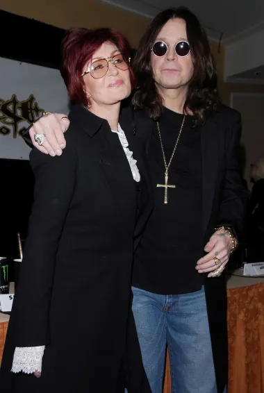 Prema pisanju magazina People, Ozzy Osborne bio je na odvikavanju od seksa 2016. godine nakon što je njegova supruga Sharon otkrila da ju je varao sa čak šest žena. Kontroverzni pjevač navodno je tijekom braka bio u vezi i sa svojom frizerkom. Slavni se par nakratko razišao, no 2016. su obnovili bračne zavjete koje su dali na svom vjenčanju 1982. te su ostali zajedno sve do danas. 