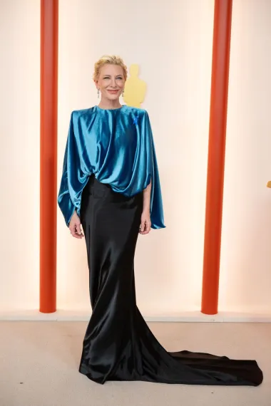 Iako joj je pobjegao kipić za glavnu žensku ulogu, Cate Blanchett je još jednom oduševila modni svijet. Iako je u posljednje vrijeme na crvene tepihe radije birala odijela na Oscar je odlučila doći u Louis Vuitton kombinaciji od svile. Iako su svi očekivali da će nositi već prije nošenu haljinu, Cate ih je razočarala. 