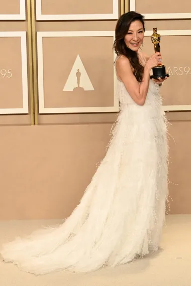 Michelle je kući otišla sa zlatnim kipićem za najbolju glumicu, a kao da je znala da će slaviti pa se odjenula poput princeze. Odlučila se za bijelu teksturiranu perjem Dior Haute Couture haljinu koju je upotpunila s rajfom koji je izgledao poput tijare. 