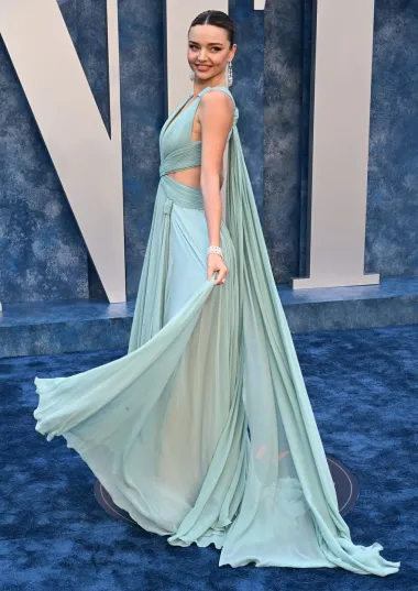 Manekenka Miranda Kerr za crveni tepih Vanity Faira odabrala je ženstvenu Elie Saab haljinu u svjetlo plavoj nijansi.