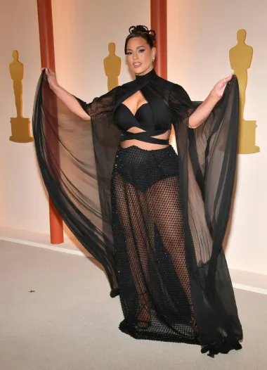Plus size manekenka bila je jedna od voditeljica na crvenom tepihu. Njezin intervju s Hughom Grantom postao je hit na društvenim mrežama. No, iako smo je navikli vidjeti u itekako glamouroznim izdanjima, ovaj put Ashley nije &apos;zakucala&apos; svojim modnim odabirom. Dapače, prozirna suknja, prorezi te plašt su za modne kritičare puno primjereniji izlasku u klub, a ne crvenom tepihu najprestižnije filmske nagrade. 