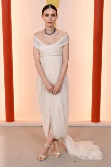 Zgodna glumica  na crveni tepih stigla je sama bez zaručnika Joaquina Phoenixa. Odjenula je vintage Alexander McQueen haljinu. I dok je za neke modne kritičare ona jedna od najbolje odjevenih za druge je pak na listi najgore odjevenih jer se čini da je haljina nekako poprilično nezgrapna. 