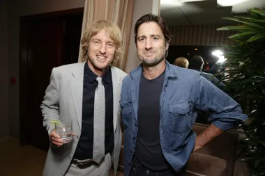 Ne možeš vjerovati da su oni braća? Ne možemo ni mi. Luke i Owen Wilson poznati su glumci koje pamtimo po ulogama u brojnim komedijama, no po izgledu nikada ne bismo rekli ni da su u rodu, a kamoli da su braća. Owen je od Lukea stariji tri godine, a osim slične boje očiju, ne sliče ni po čemu drugome.