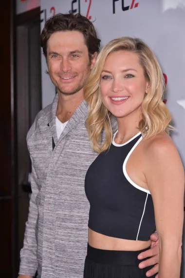 Oboje su glumci, iako je Kate nešto popularnija od Olivera, no teško da bi itko rekao da su Kate i Oliver Hudson brat i sestra. Oboje izgledaju sjajno, a razlika među njima je samo tri godine, no ne mogu izgledati različitije. I dok Kate više sliči svojoj poznatoj majci Goldie Hawn, Oliver ima neke karakteristike svog oca, glazbenika Billa Hudsona.