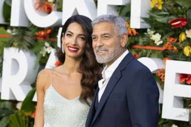 George Clooney jedan je od onih za koje će mnogi reći da je sve zgodniji s godinama. No njegov osmijeh bio je top i prije, a ni osmijeh njegove supruge nije &apos;za baciti&apos;. 