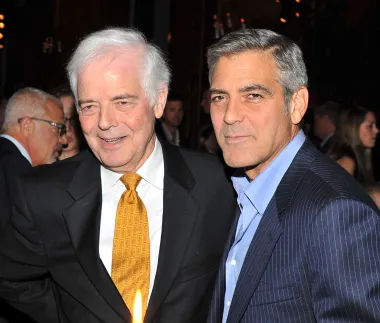 George Clooney još je jedan od holivudskih ljepotana koji dolaze iz slavnih obitelji. Njegov otac Nick poznati je američki novinar i tv ličnost, a neko se vrijeme bavio i politikom. Glumac koji se proslavio ulogom dr. Douga Rossa u &apos;Hitnoj službi&apos; od svog je oca naslijedio fizički izgled, ali i neodoljivi šarm. 