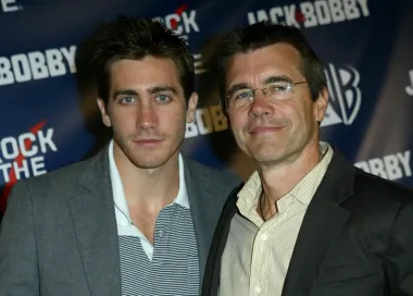 Holivudski dečko Jake Gyllenhaal proslavio se ulogom u SF hitu &apos;Donnie Darko&apos;, a čini se da mu je bilo &apos;suđeno&apos; da postane slavan jer mu je cijela obitelj u šobiznisu. Njegov je otac slavni redatelj Stephen Gyllenhaal, a majka scenaristica Naomi Foner Gyllenhaal. I njegova starija sestra, Maggie, također je glumica. Jake je ostvario brojne značaje uloge među kojima se osobito ističe ona u kontroverznom filmu Anga Leeja, &apos;Planina Brokeback&apos;, koja mu je donijela i nominaciju za Oscara. 