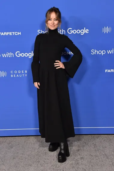 I dok se na posljednjih nekoliko crvenih tepiha glumica Olivia Wilde pojavila u vrlo izazovnim izdanjima gdje u prvi plan istaknula svoje savršeno istrenirano tijelo, ovaj put odlučila se za all black kombinaciju zakopčanu do grla. Ni štikle nije ovaj put odjenula već se odlučila za chunky čizme. 