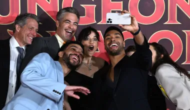 Ekipa filma u kojoj su i zvijezda &apos;Brzih i žestokih&apos; Michelle Rodriguez, ali i Hugh Grant bila je odlično raspoložena na crvenom tepihu. A Page je odlučio opaliti i nekoliko selfijea za uspomenu. 