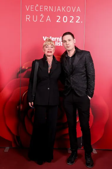 Jelena Rozga oduševila stylingom, baš kao i mnoge dame na dodjeli nagrada