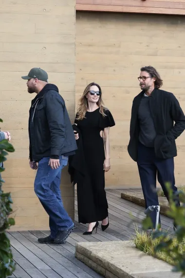 Par su paparazzi uhvatili ispred restorana u Malibuu.  A navodno su na ručku proveli više od tri sata. 