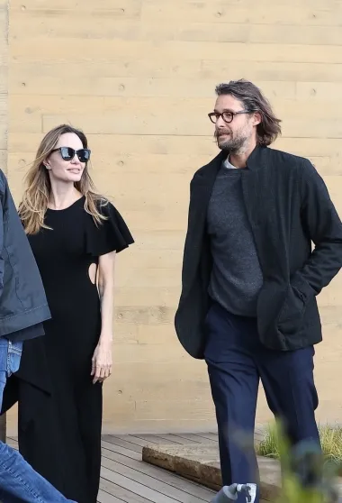 Angelina je vidljivo posvjetlila kosu, a za ručak je odjenula jednostavnu, no vrlo efektnu haljnu s prorezima u predjelu struka te salonke s vrtoglavim potpeticama. Vrlo jednostavna, no efektna haljna pun je pogodak. 
