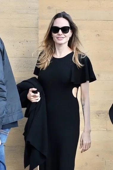 Angelinu već dugo nismo vidjeli ovako dobro raspoloženu i jednostavno nije mogla sakriti osmijeh s lica. Je li to osmijeh zbog nove ljubavi, pokazat će vrijeme. 