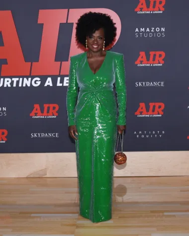 Zvijezda serije &apos;How To Get Away With Murder&apos; definitivno je donijela dašak šljokica na crveni tepih. Viola je doslovno blistala u zelenoj haljini sa šljokicama, a oduševila nas je njezina torbica- mala šljokičasta košarkaška lopta. Ne znamo što stane u nju, ali je totalno drugačija i zbilja posebna. 