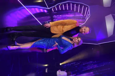Prekrasna Nives ovaj put je zablistala u šljokičastoj haljini talijanskog brenda Pinko. Saša je ovaj put bijelu košulju zamijenio dolčevitom, no ostao je vjeran plišanom sakou, no ovaj put je odabrao hit boju senfa. 