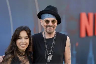 Osebujni glumac i dobitnik Oscara, Billy Bob Thornton ženio se čak šest puta, a njegov najpoznatiji brak bio je onaj s glumicom Angelinom Jolie koji je bio obilježen brojnim kontroverzama. Glumac ima četvero djece s tri različite žene. Nakon burne ljubavne prošlosti, čini se da je zločesti holivudski dečko napokon pronašao sreću sa svojom šestom suprugom, devet godina mlađom Connie Angland s kojom je u braku od 2014. godine. 