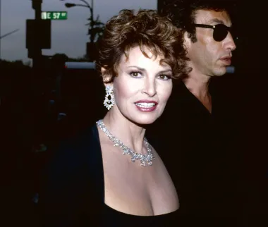 Nedavno preminula 82-godišnja glumica Raquel Welch tijekom 60-ih i 70-ih prošlog stoljeća bila je velika zvijezda, a proslavila se ulogama u filmovima &apos;Fantastic Voyage&apos; i &apos;Milijun godina prije Krista&apos;. Za svoju ulogu u filmu &apos;Tri mušketira&apos; iz 1974. osvojila je Zlatni globus, a u ono se vrijeme smatrala velikim seks simbolom te je imala prilično buran ljubavni život. Udavala se četiri puta, a svi njezini brakovi završili su razvodom. Njezin posljednji brak završio je 2004. godine, a nakon toga slavna je glumica otkrila novinarima da se više ne namjerava udavati.