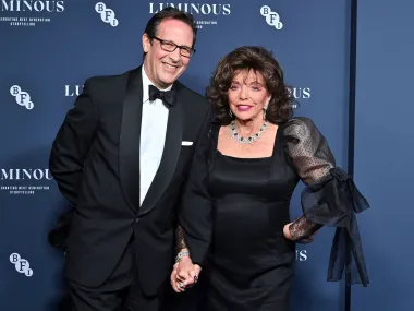 Legendarna britanska glumica Joan Collins tijekom 80-ih godina je bila velika zvijezda i seks-simbol, a proslavila se ulogom u tv-sapunici &apos;Dinastija&apos;. U brak je ulazila pet puta, a njezin ju je prvi suprug, irski glumac Maxwell Reed, navodno silovao na prvom spoju kada je imala samo 17 godina. O šokantnim detaljima iz svog prvog braka slavna je 89-godišnja glumica progovorila u BBC-jevom dokumentarcu &apos;Ovo je Joan Collins&apos;, a nakon prvog razvoda udala se još četiri puta. Trenutno je u braku s 30 godina mlađim Percyjem Gibsonom. 