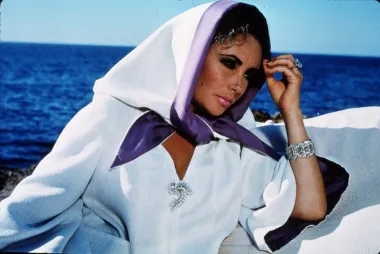 Jedna od najljepših glumica na svijetu, slavna Elizabeth Taylor, pred oltar je stala čak osam puta sa sedam različitih muškaraca. Dva puta je uplovila u bračnu luku s glumcem Richardom Burtonom koji je bio njezina velika ljubav, a njezin posljednji brak, onaj s Larryjem Fortenskyjem, trajao je od 1991. do 1996. godine. Nakon toga Elizabeth se više nije udavala. 