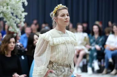 Reviju je nosila i poznata glumica Ana Begić Tahiri koja je prošetala u prekrasnoj bež košulji i hlačama s pritnom. 