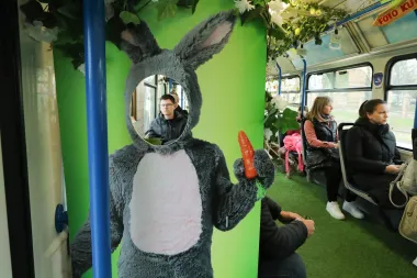 Na podu je tepih koji podsjeća na tramvaju, a oni najmlađi se mogu fotografirati za uspomenu 