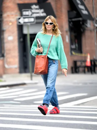 I glumica Sienna Miller prošle je godine prošetala ulicama New Yorka u izdanju koje je više kućno nego za ulice. Uz pulover boje mente i traperice, odabrala je crvene Rag &amp; Bone natikače, a s obzirom na to da je to bilo u studenom prošle godine, nije mogla nositi samo natikače pa je obula i sive čarape.